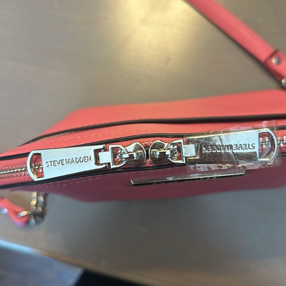 Steve Madden NWT Pink Raspberry Crossbody Chain Purse - Picture 7 of 8